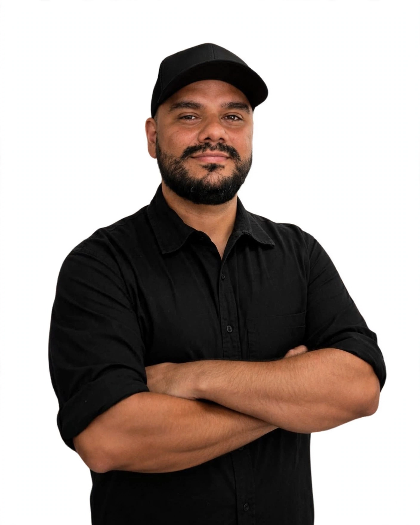Rafael Bueno, pitmaster da Casa da Sogra BBQ, de braços cruzados, boné e camisa pretos